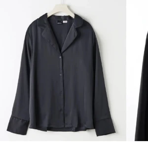 Satin skjorta  - Satin skjorta/ pyjamas skjorta från Gina🪅