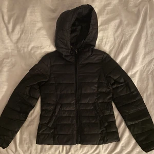 Vårjacka - En lite tunnare jacka från Vero Moda i storlek Xs, passar perfekt nu till våren och sommaren.  Den är inte använd särskilt mycket, bra skick alltså! Säljer för 150kr, frakt tillkommer💗