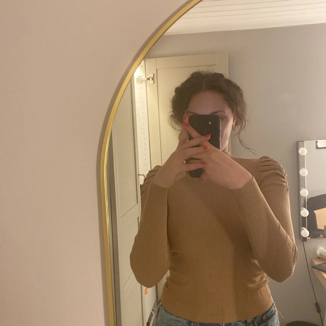 En Beige tröja med en design på axlarna 😍 - 90