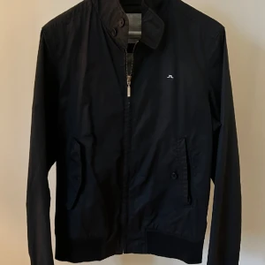 Vårjacka - Säljer en jättefin J. Lindeberg jacka som passar nu till perfekt nu till våren. Nästintill aldrig använd så skick 9/10. Nypris ca 1899kr men säljes endast för 800kr om inte budgivning krävs. 