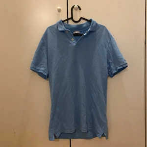 Ljusblå piké  - Sjukt snygg piké köpt för ca 2 år sen!! Ljusblå och sitter assnyggt. 