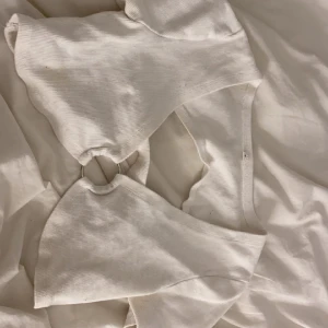 Tröja - En vit magtröja med korsning på ryggen 