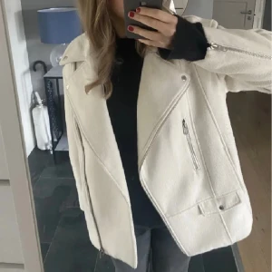 Jacka från hm - Fin varm jacka från hm. Passar både till våren och hösten! 💗💗
