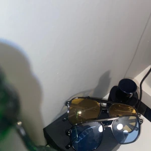 2 PAR GRISCH GLASÖGON  - Säljer dom här riktigt feta grisch glasögonen till ett riktigt bra pris. Man kan även använda dom när det inte är soligt ute för att göra sin outfit till en 10/10. Skriv för fler frågor vid intresse😃 