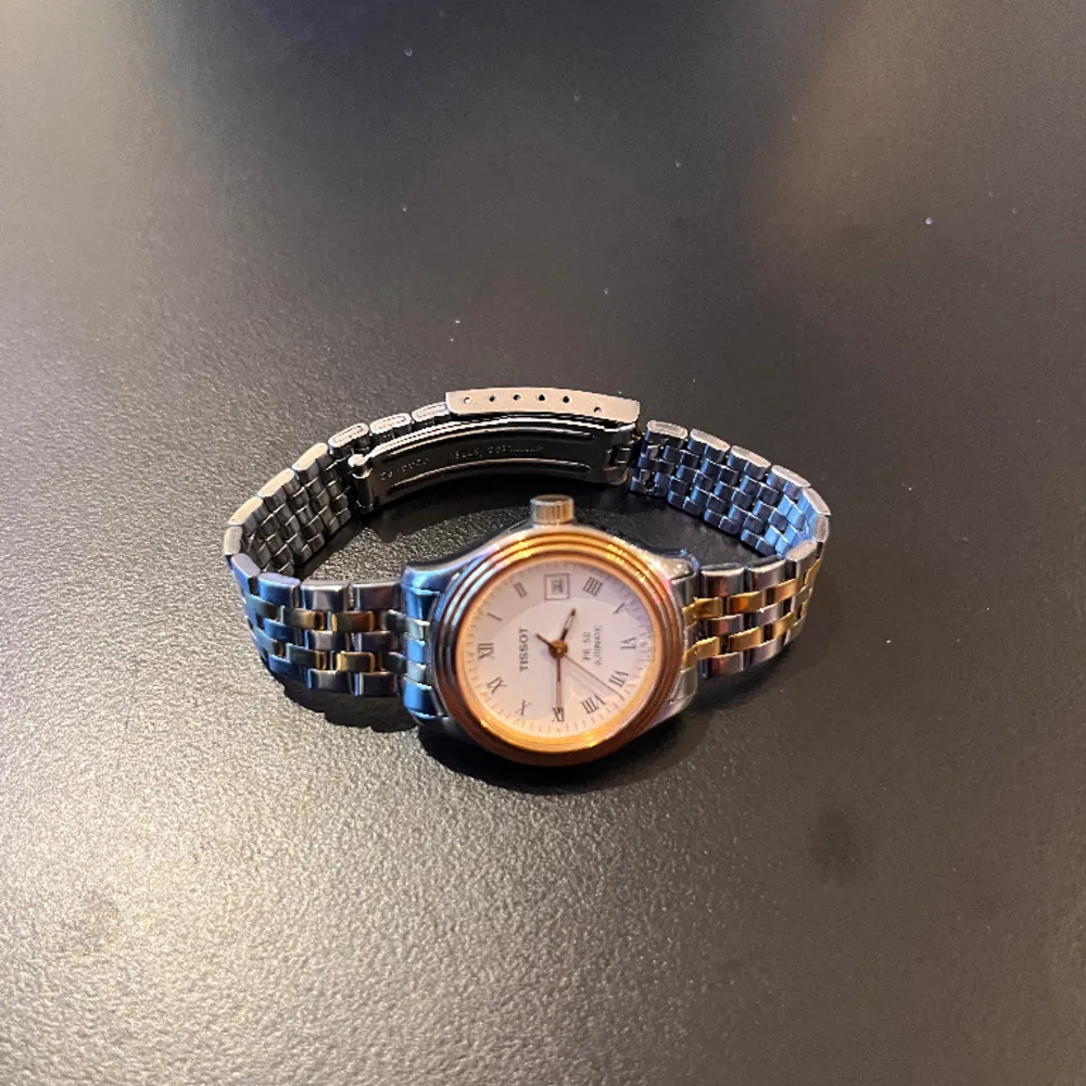 Nu säljes denna Tissot PR50 automatic dammodell! Den är väldigt svår att få tag på nuförtiden! Speciellt i detta skick! För endast 999kr blir denna klockan din! Perfekt födelsedagspresent eller nu lagom till alla hjärtans dag. . Accessoarer.