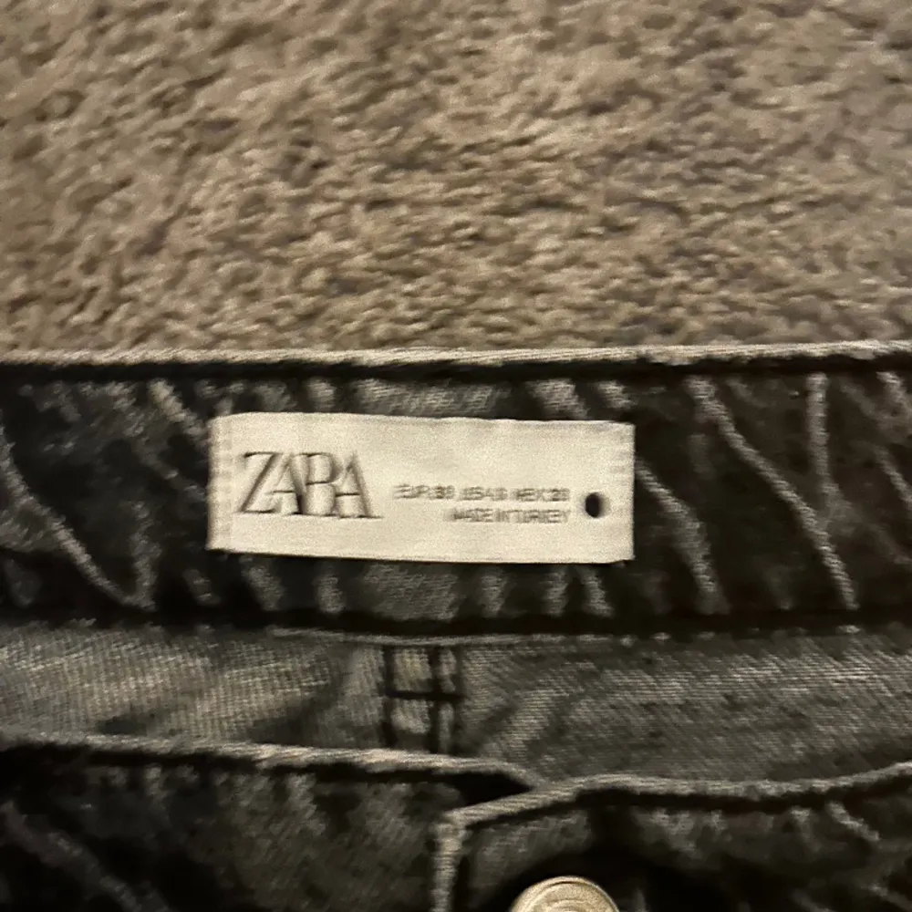 Jeans ifrån Zara, väldigt lite använda därför jag säljer de! De är i storlek 38 och väldigt välbehandlade . Jeans & Byxor.