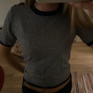 Stickad kort t-shirt  - Säljer en randig stickad tshirt från zara. Aldrig använd❤️