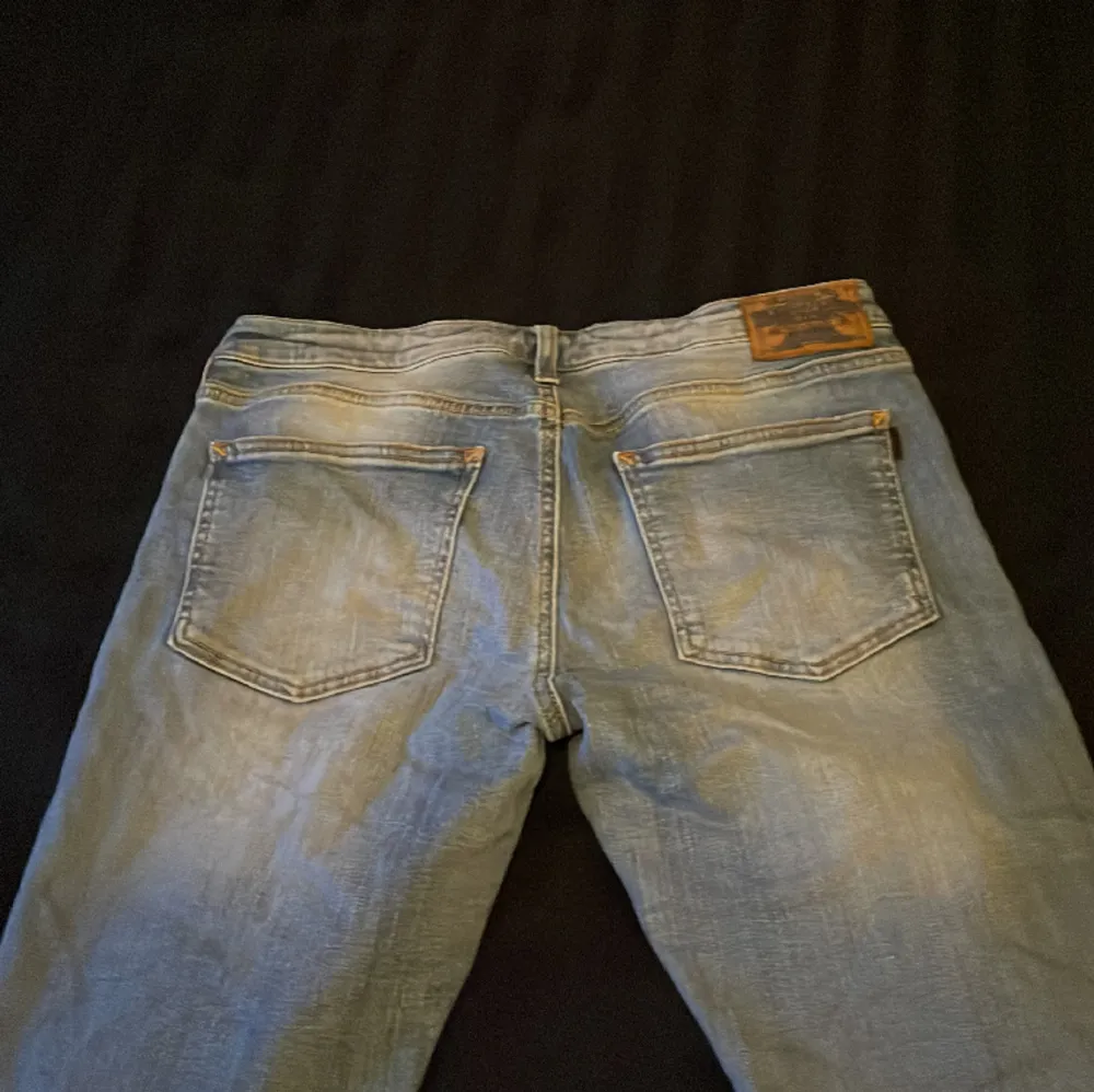 Lågmidjade skinny jeans med hål. . Jeans & Byxor.