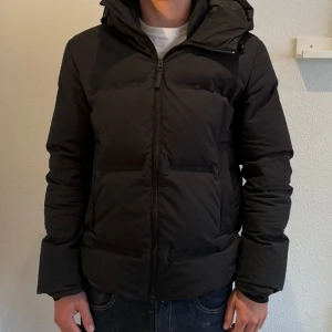 A days march jacka - Säljer nu min A days march Yangra Puffer Jacket som jag köpte förra året. Den är i bra kvalite och har inga slitage förutom ett litet hål på insidan och att snörena som drar ihop jackan längst ner har lite deffekter. Nypris 2995 kr.