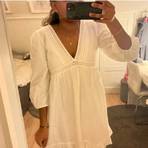 Vit kläning  - Inte min bild!!! Säljer denna kläning från Miss selfrigde. Den är aldrig använd, prislappen är kvar. Säljer då den tyvärr var för stor för mig.💗