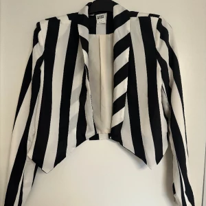 Kavaj - Kort stilren kavaj ifrån Vero Moda.  