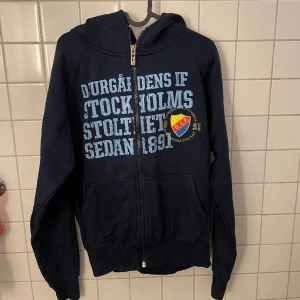 Djurgården hoodie - Fint skick. Storlek S. Nypris 699 kr