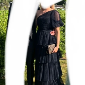 balklänning BY MALINA - Säljer nu min kompis balklänning från förra året, från By Malina. Samma modell som på sista bilden fast mörkblå/marin. Endast använd en gång under bal och i nyskick. Nypris 5000kr. Personen som bär klänningen är 172 och var i bra längd (utan klack)