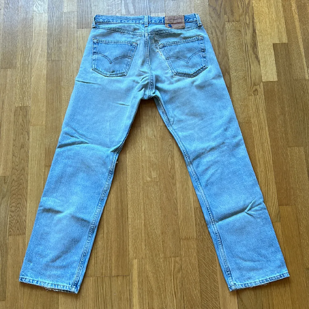 Vintage Levis 501   Hål vid båda knän och lagning vid bakfickan   Storlek: W30 L30. Jeans & Byxor.