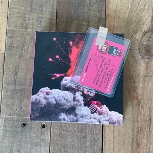 Nct 127 - Cherry Bomb - Cherry Bomb,  1 photocard ingår (annat pc tillgängligt). Köpare står för frakt, skicka dm om du har några frågor! <3