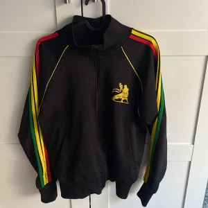 Svart zipup - Svart zip up tröja, storlek S men sitter mer som M, lite tunnare material, inga defekter, 