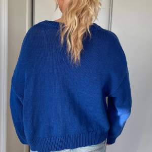 Blå färgstark stickad tröja från Oysho i storlek L. Perfekt nu till vår och sommar! Bara att skriva om ni har några frågor💓