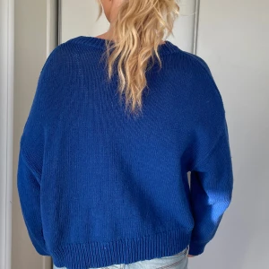 Stickad tröja - Blå färgstark stickad tröja från Oysho i storlek L. Perfekt nu till vår och sommar! Bara att skriva om ni har några frågor💓
