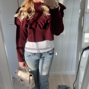 Stickad tröja - Så fin stickad tröja med volanger från gina tricot, nyskick 🫶🏼 perfekt nu till våren. Så fin till lågmidjade jeans ❣️