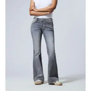 Säljer mina flame low flared jeans från Weekday. Köptes för inte alls länge sedan men har inte kommit till använding mer än 2 ggr tyvärr. 💕(De är mer mörkblåa i verkligheten)