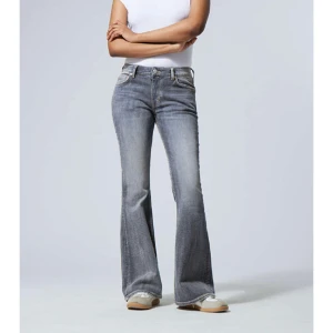 Low wasit jeans - Säljer mina flame low flared jeans från Weekday. Köptes för inte alls länge sedan men har inte kommit till använding mer än 2 ggr tyvärr. 💕(De är mer mörkblåa i verkligheten) Pris kan diskuteras.