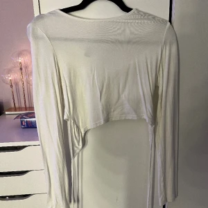 Vit tröja - Den är väldigt genomskinlig så inte använd så många gånger🩷