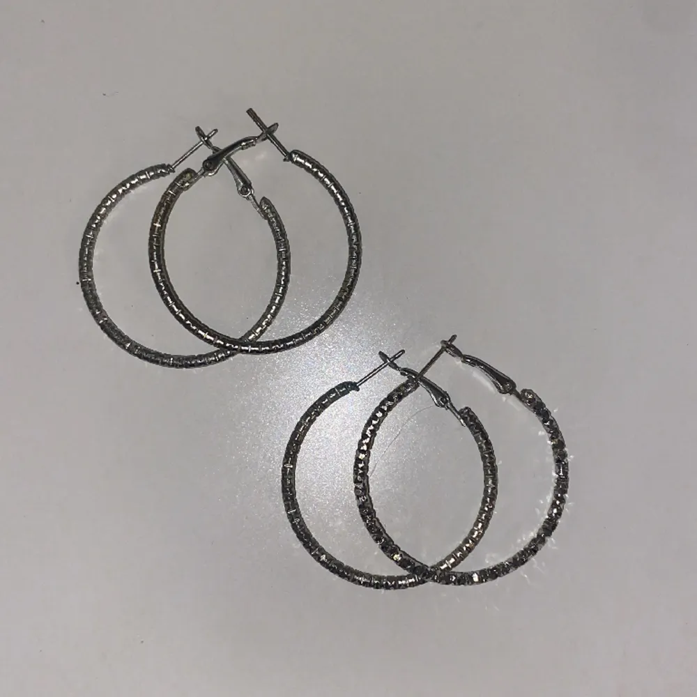2 par för 50kr silverörhängen!  Säljer dessa super fina silverörhängen då jag gått över till guld💞 . Accessoarer.