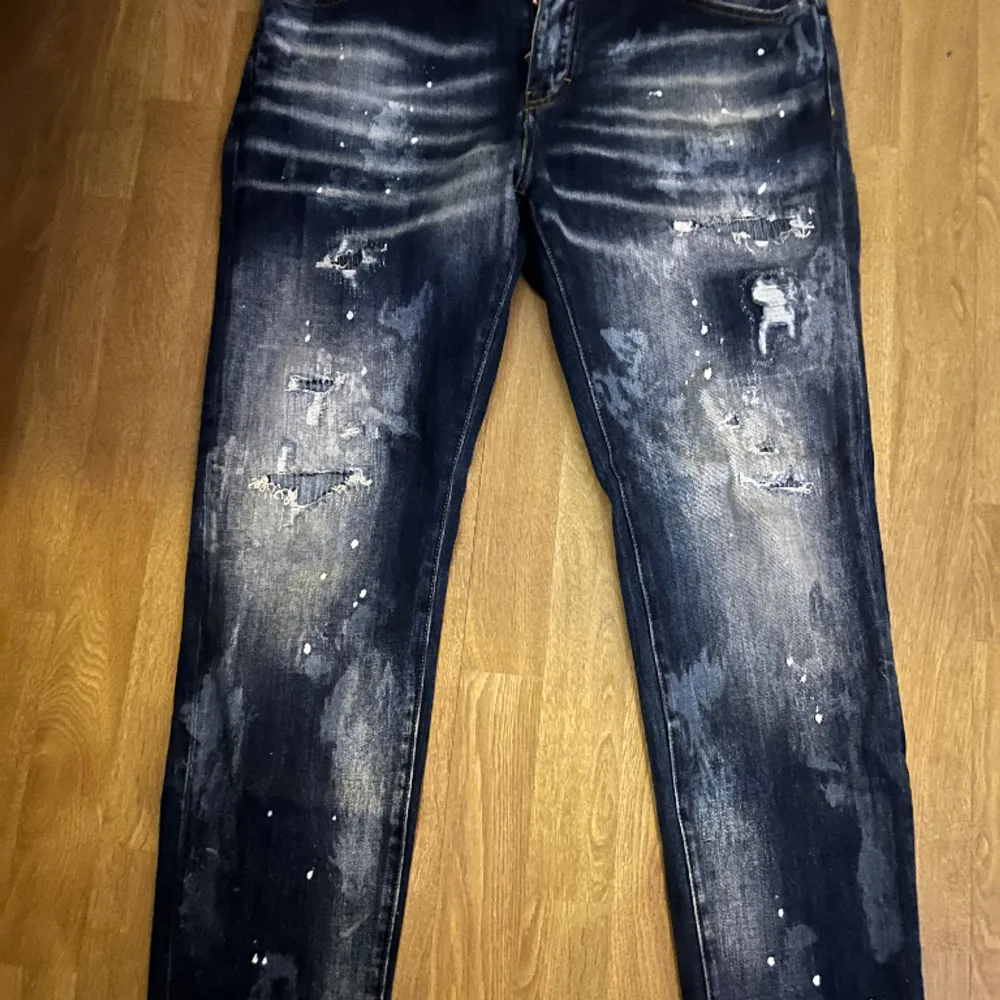 Dsq2 jeans storlek 52/36 men sitter som mellan 31 och 34 beroende på hur slim du vill ha dom.. Jeans & Byxor.
