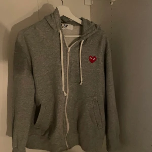Commes des Garcons zip hoodie - Säljer denna CDG tröja för endast 999. Den är köpt i somras från nk (kvitto finns). Nypris på den är 2699! Den är väldigt svår att få tag på då nk är den enda butiken i Sverige som säljer den. Skick 10/10 Vid övriga frågor skicka ett dm!