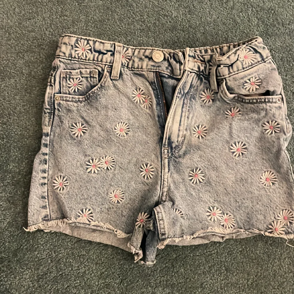 Blommiga jeansshorts från Lindex! Strl 140 Ganska ”hårda”. Shorts.