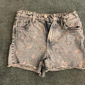 Blommiga jeansshorts från Lindex! Strl 140 Ganska ”hårda”