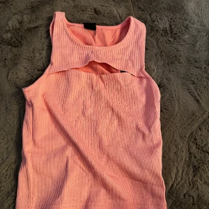 topp från gina - gullig oanvänd topp från gina i storlek xs