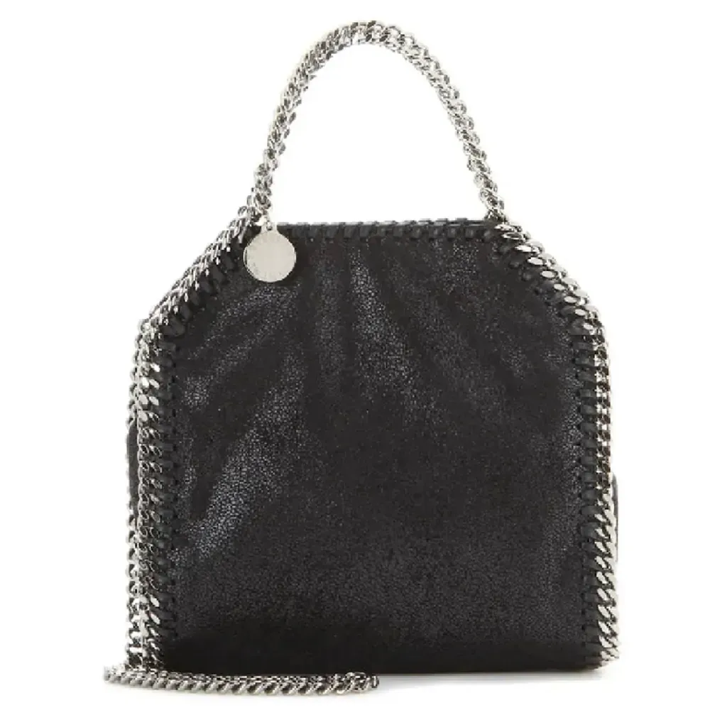 Super fin svart väska med silvrig kedja, väskan är i super skick och är perfekt storlek! skriv privat vid fler frågor❤️❤️köpt på plick . Väskor.