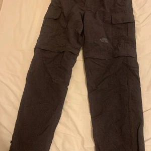  The north face -  Jättefina och sköna byxor men lite för stora för mig man kan även öppna vid knäna finns dragkedja. 