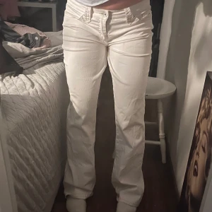 Vita lågmidjade jeans  - Fina, uppsydda i midjan för att bli mer lågmidjade! 
