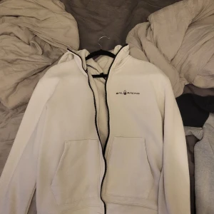 Sail racing - Säljer nu min sail racing zip tröja då jag ej andvönder den .9/10 skick pris kan diskuteras