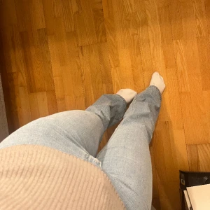 Jeans - Blåa jeans i stretchigt skönt material. Köpta second hand för 200kr säljer för 100kr. Sitter superfint.