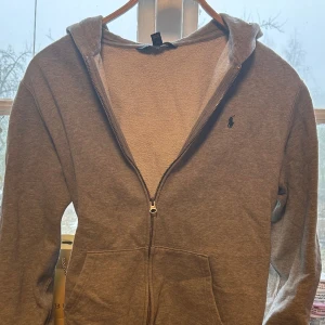Ralph Lauren Hoodie - Ralph Lauren Hoodie  Storlek M Grå Condition: 8/10