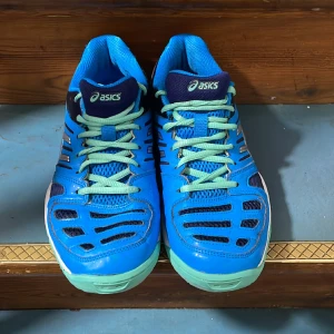 Asics träningsskor  - Mycket fina skor som väger lite och är mjuka och bra för träning, funkar för fotbollfutsal, innebandy och handboll riktigt sköna och helt nya 