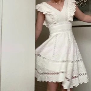 Sommarklänning - Jättefin sommarklänning som är köpt här på plick men säljer pga att jag inte använder den så mycket 💓Nyskick då jag aldrig har använt den ute. Storlek XS men passar även S ! Märket är Bikbok och nypriset var 600kr💞 