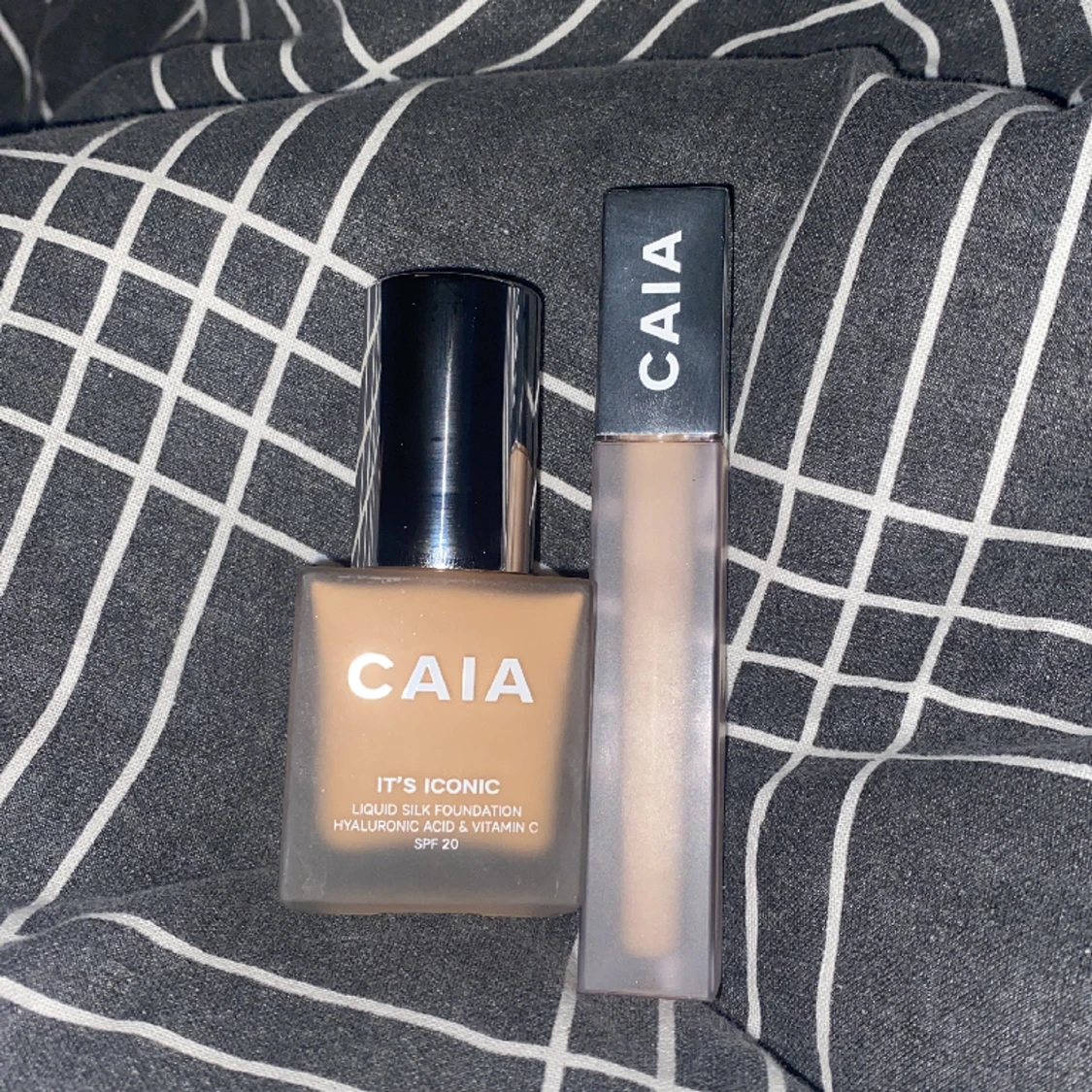 Caia its iconic foundation och concealer