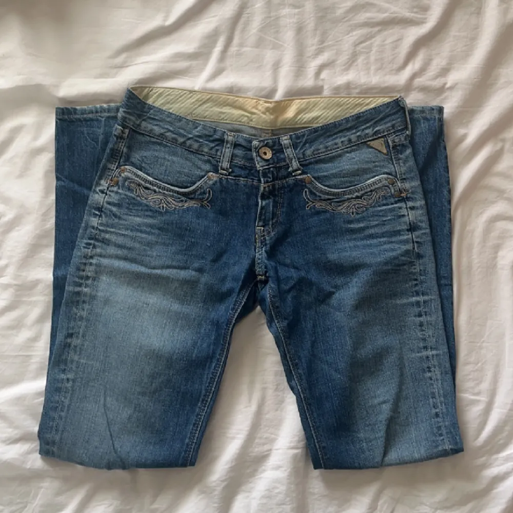 Skitsnygga lågmidjade jeans från Replay med sjukt fina detaljer, tyvärr för små för mig så kan ej visa på💕 rak passform på jeansen! Midja 38, innerben 77. Jeans & Byxor.