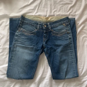 Lågmidjade raka jeans - Skitsnygga lågmidjade jeans från Replay med sjukt fina detaljer, tyvärr för små för mig så kan ej visa på💕 rak passform på jeansen! Midja 38, innerben 77
