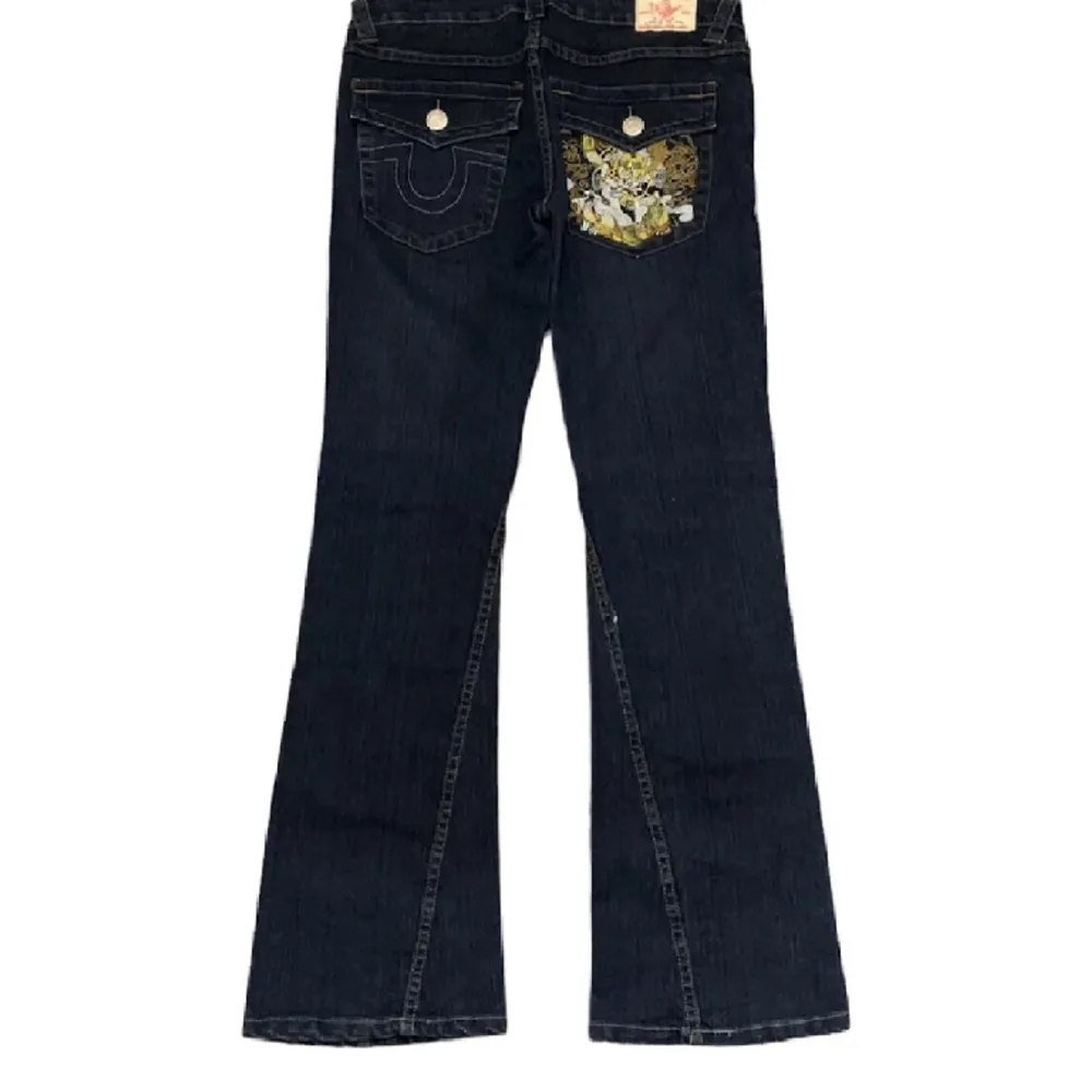 jättesnygga och ganska rare bootcut true religion jeans med tryck på ena fickan, skriv för fler bilder och mått🫶(kan va f@ke men är inte helt säker). Jeans & Byxor.