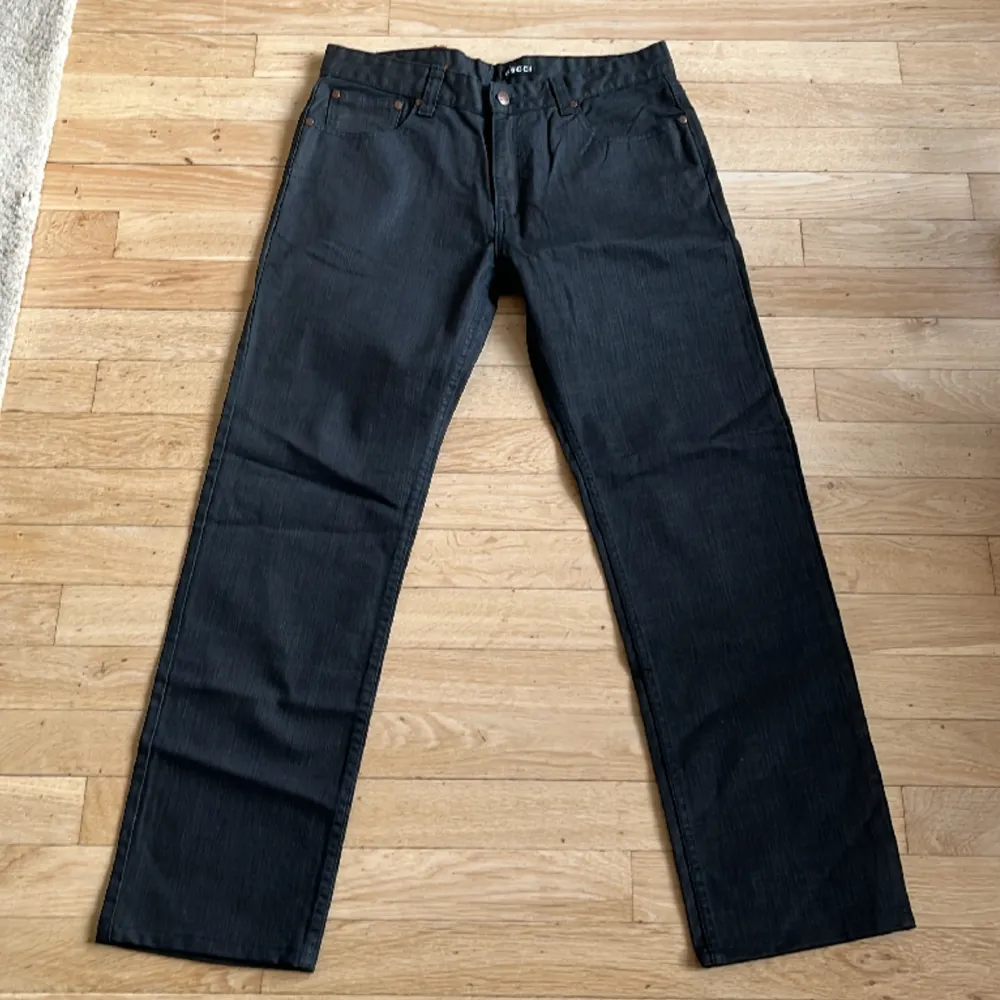 W34, regular fit, lite hårdare material, knappt använda, Måste däremot tvättas i 30 grader.. Jeans & Byxor.