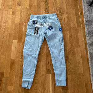 Säljer sambons hoodrich byxor i färgen baby blue då dom blivit för små, använda fåtal gånger så i bra skick. Köpta från Jd sport. Köparen står för frakten🤍 Kan mötas upp i Västerås🤍