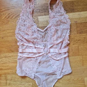 Spets body med detaljer - Fint skick 