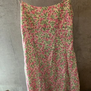 Zara klänning - Säljer denna jätte fina blommiga klänning från zara. Den är är i jätte bra skick då den är nästan inte är använd. St 3