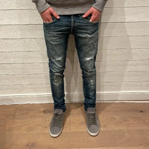 Dondup jeans - Dondup jeans i modellen George. De är i storleken 30. De är i ett bra skick. nypriset är 3299kr och vårt pris är endast 1049kr