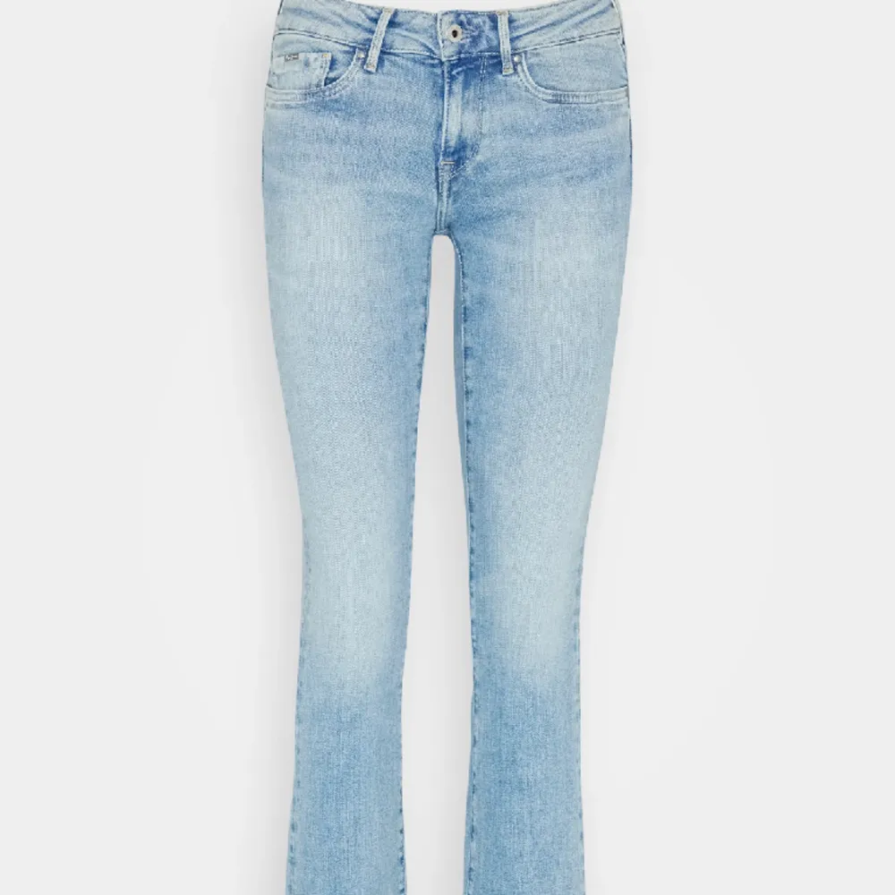 As snygga Pepe jeans som är lågmidjade och bootcut!  Nypris: 1099kr. I jättefint skick, säljer pågrund av att de inte kommer till användning❤️. Jeans & Byxor.
